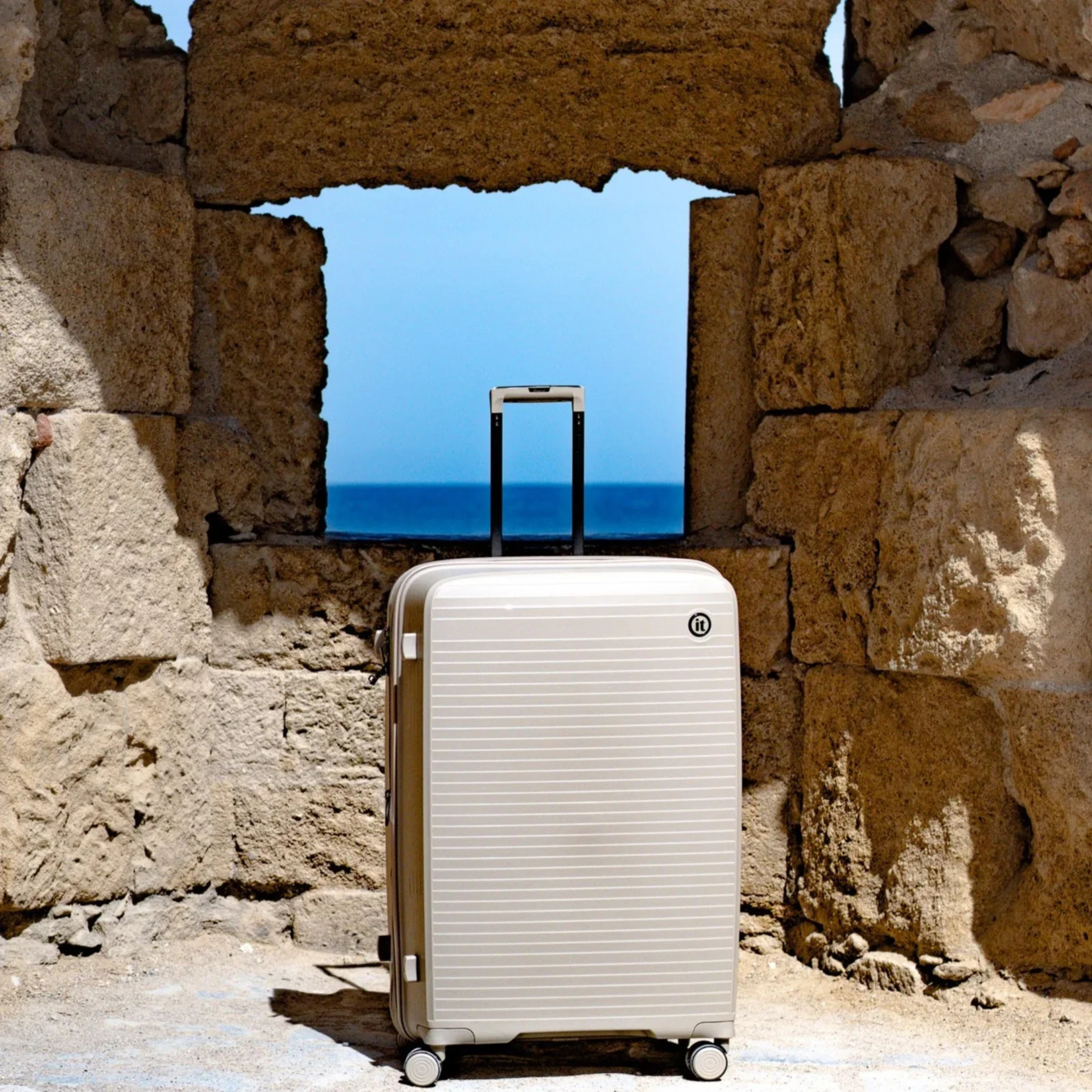 IT Spontaneous Luggage – Durable and Expandable - 95 Stores