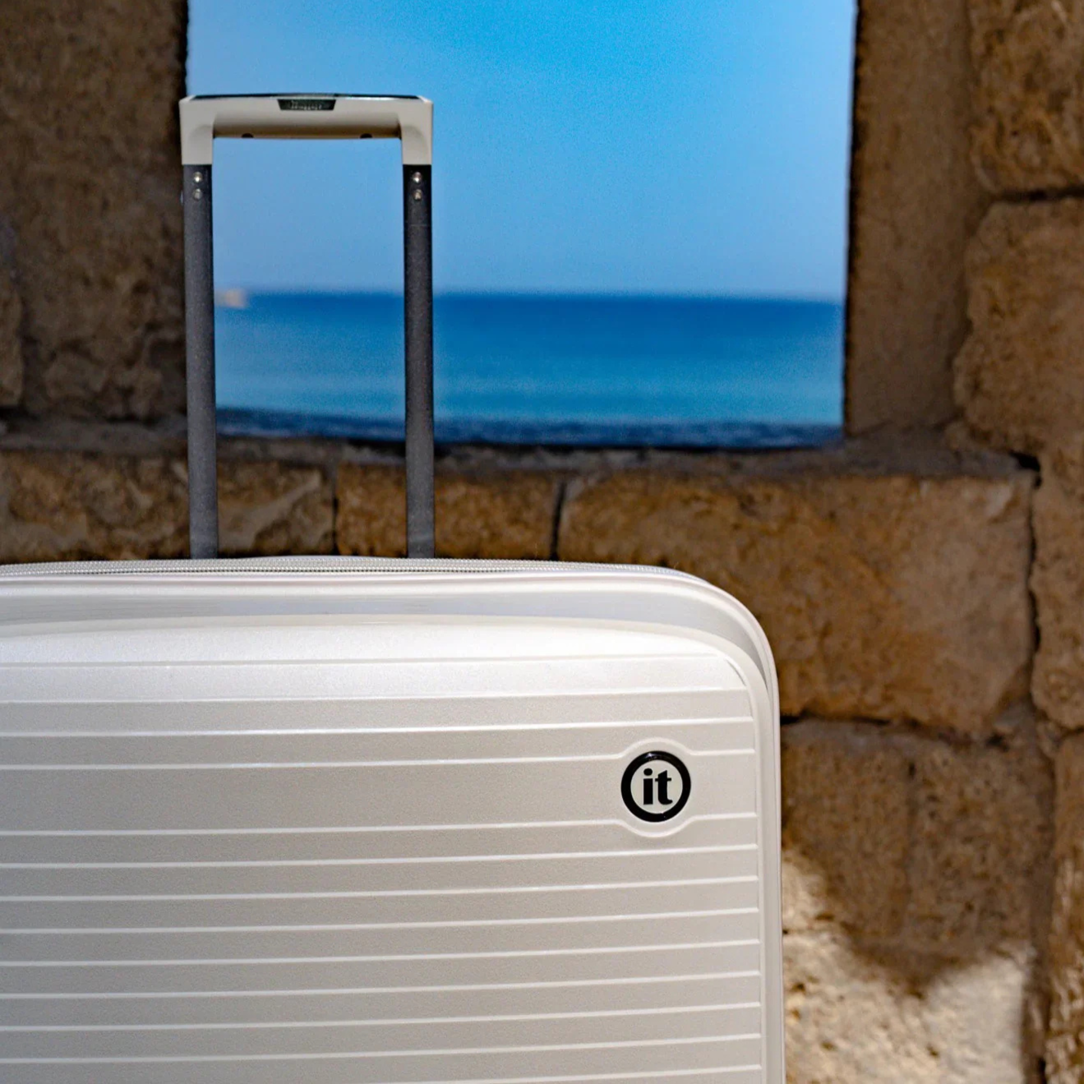 IT Spontaneous Luggage – Durable and Expandable - 95 Stores