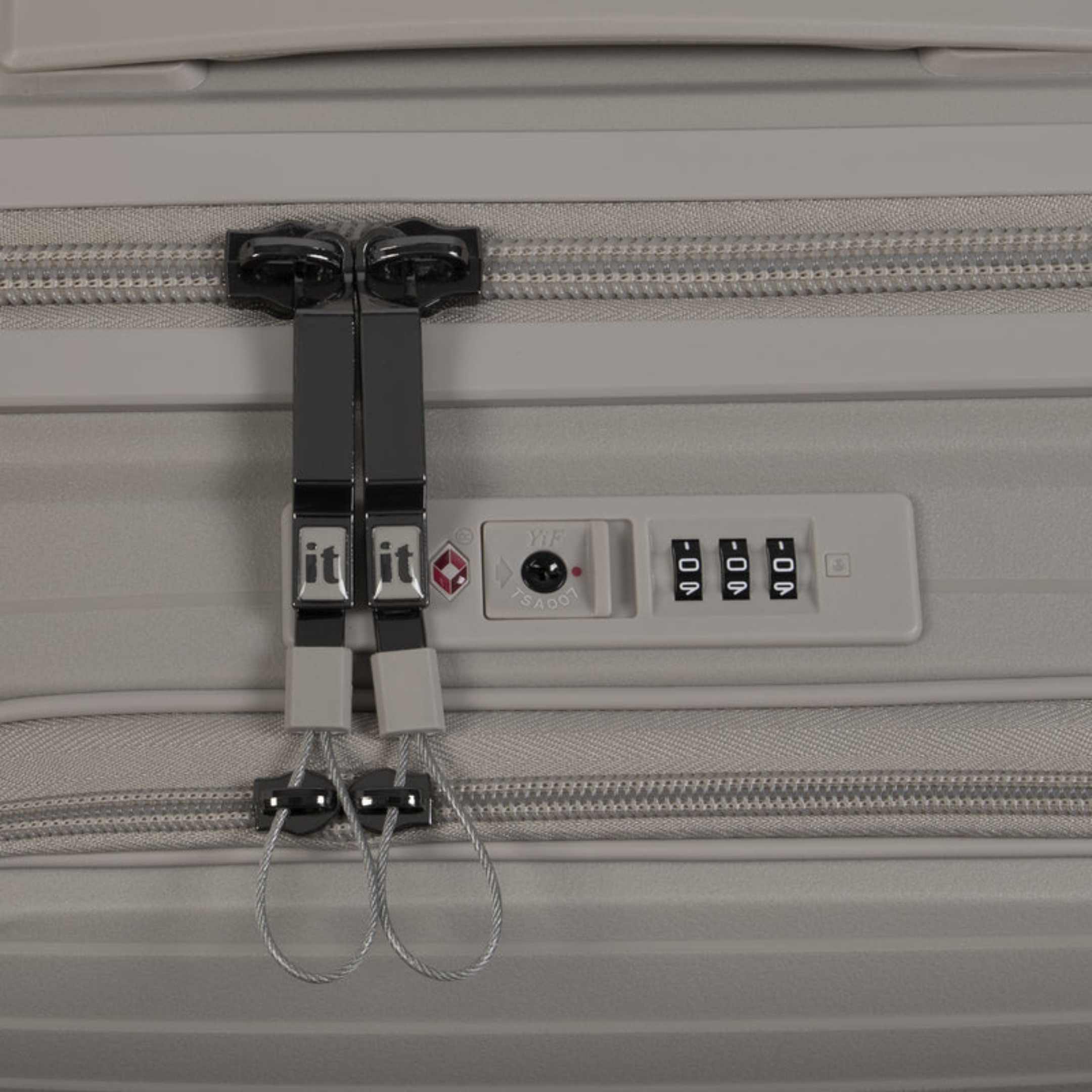 IT Spontaneous Luggage – Durable and Expandable - 95 Stores