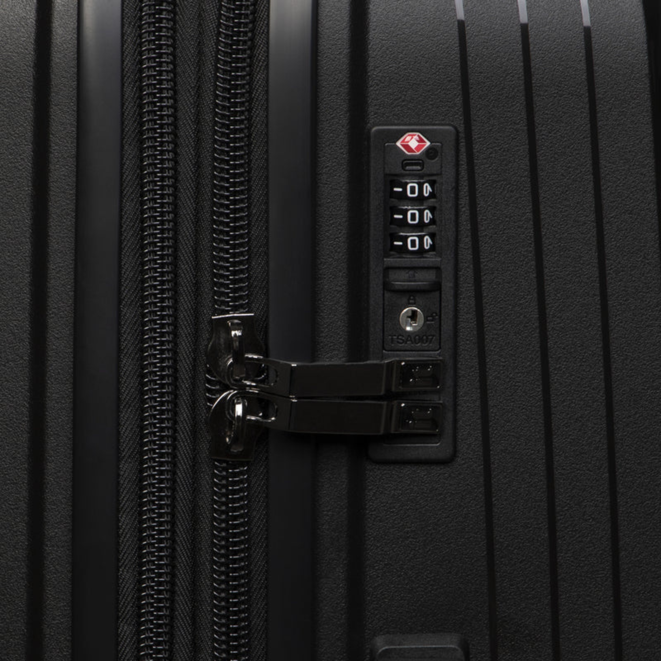 IT Spontaneous Luggage – Durable and Expandable - 95 Stores