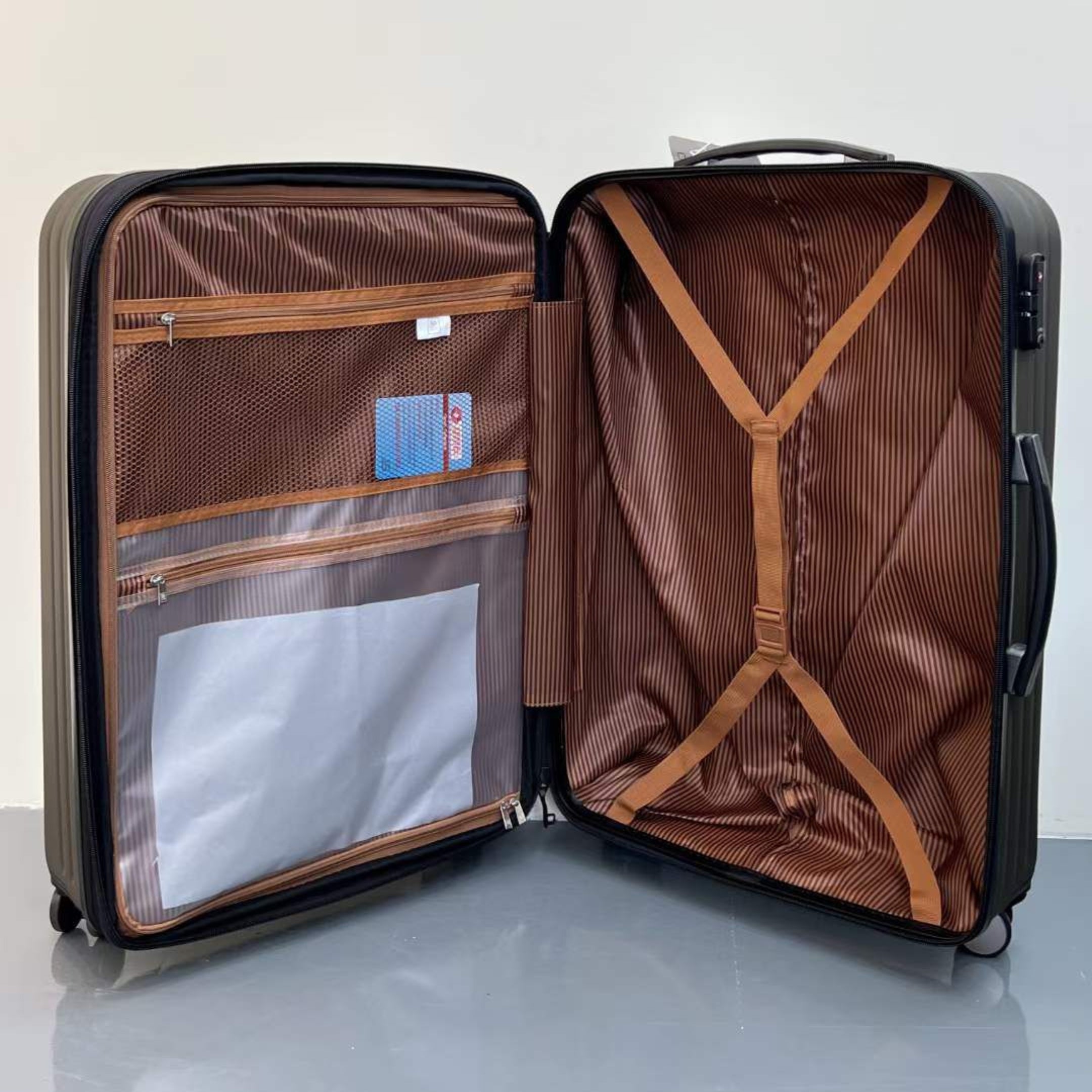 IT Legion Hardside 4w Luggage