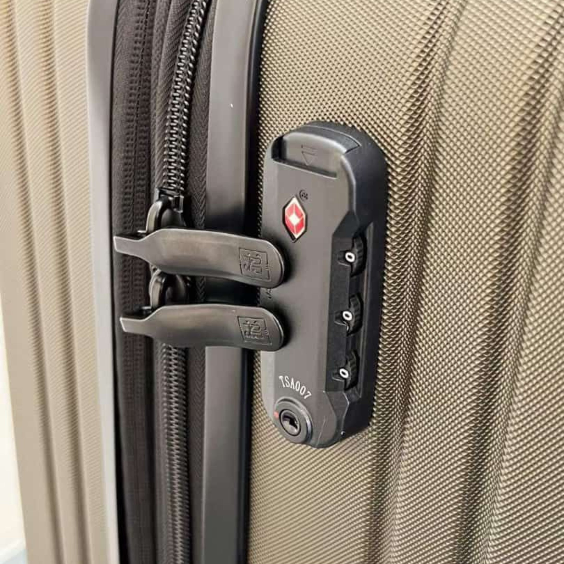 IT Legion Hardside 4w Luggage