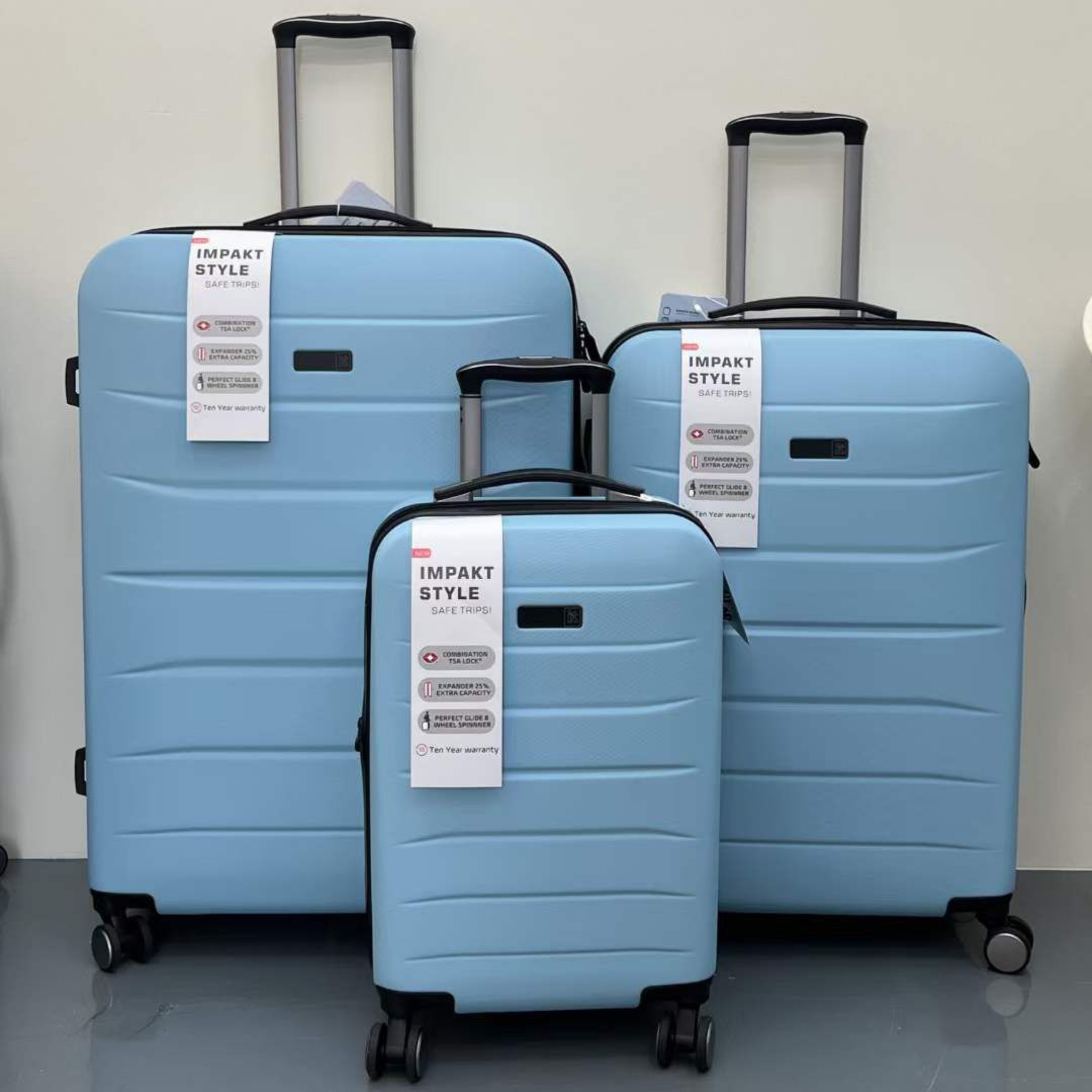 IT Legion Hardside 4w Luggage