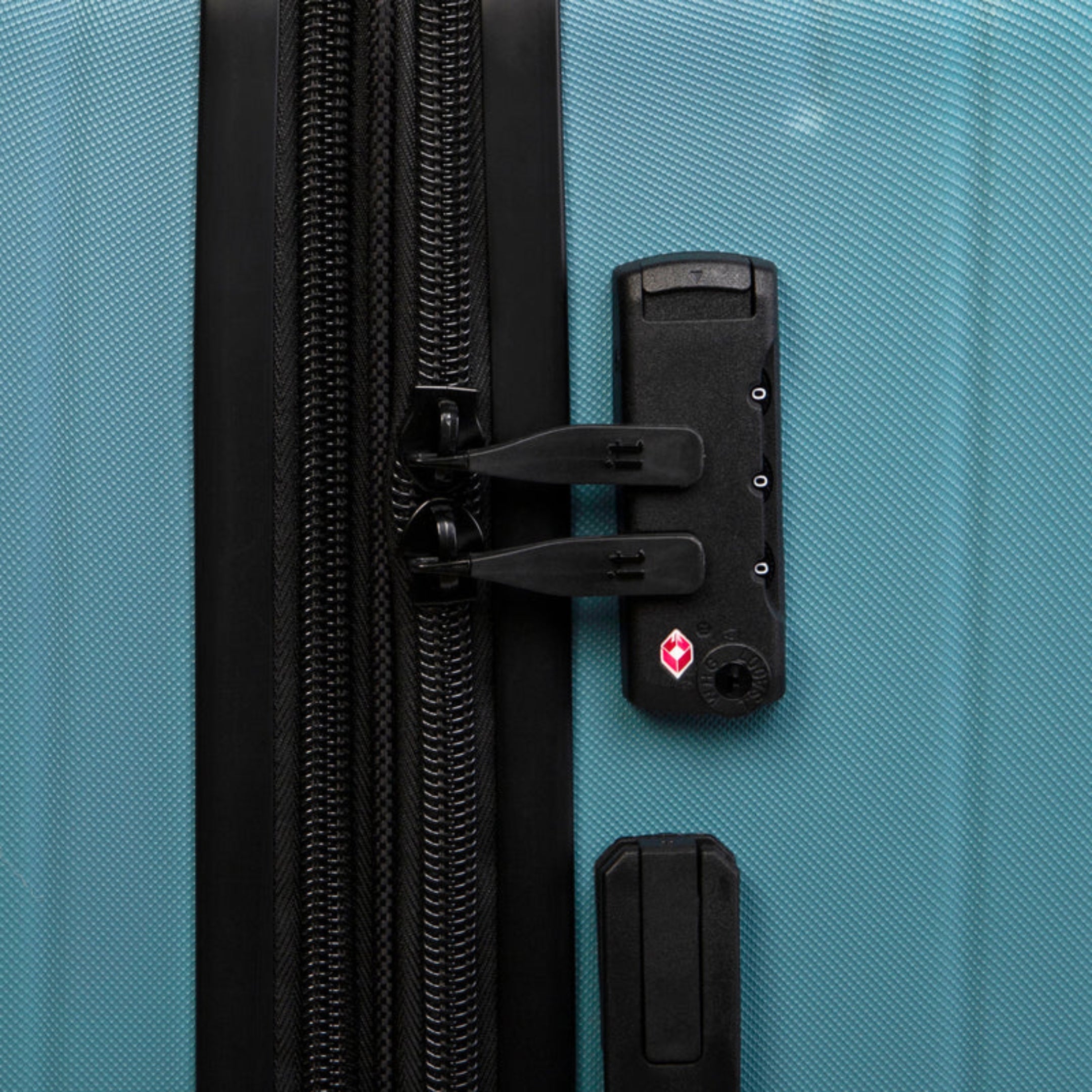 IT Legion Hardside 4w Luggage