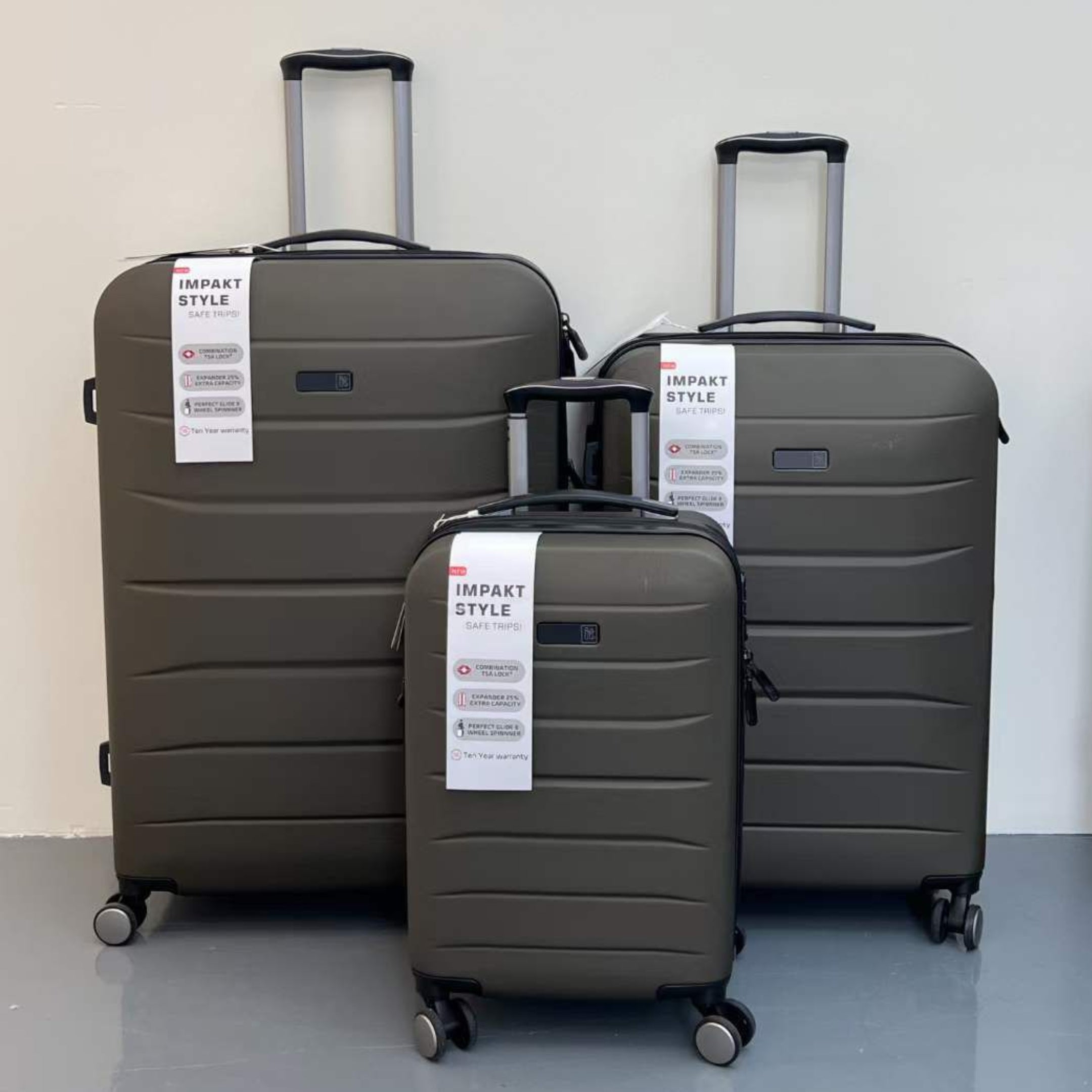 IT Legion Hardside 4w Luggage